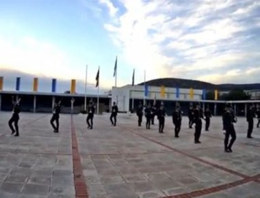 Διμοιρία Επιδείξεων της Σχολής Ευελπίδων: Άρτια εκπαίδευσή και απόλυτος συντονισμός στην παρουσίαση των δεξιοτήτων της ομάδας (βίντεο)